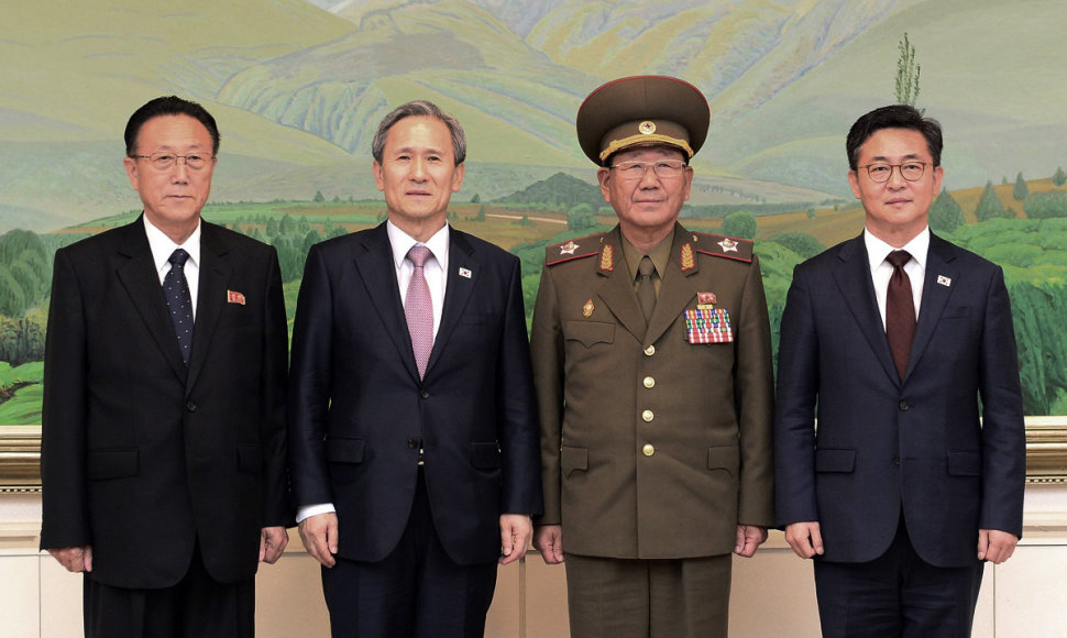 Šiaurės ir Pietų Korėjų pareigūnai. Kim Yang Gonas – pirmas iš kairės