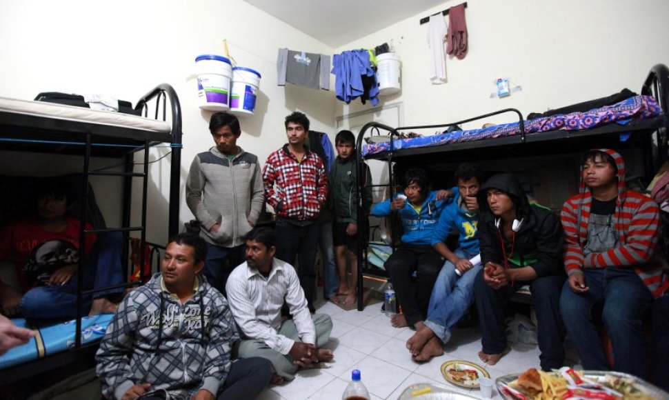 Šešių kvadratinių metrų kambaryje be kondicionieriaus gyvena po dešimt stadionų ir viešbučių statybininkų iš Nepalo