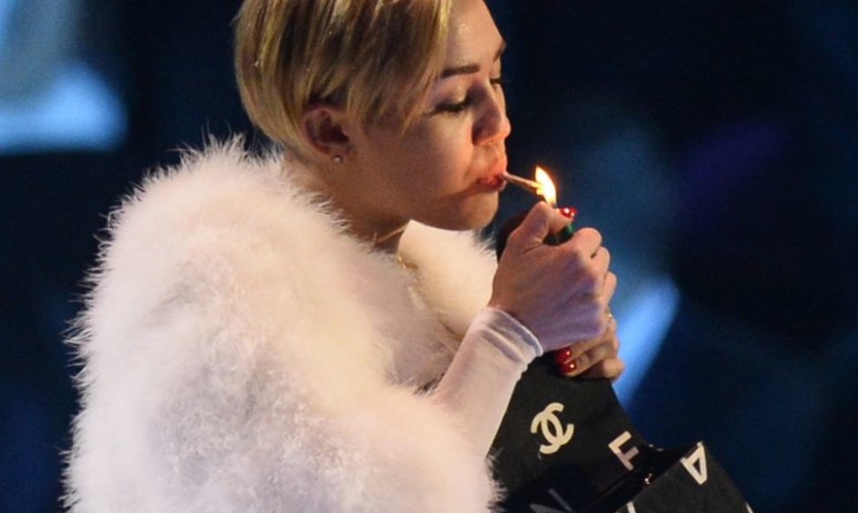 Miley Cyrus užsirūkė ant scenos