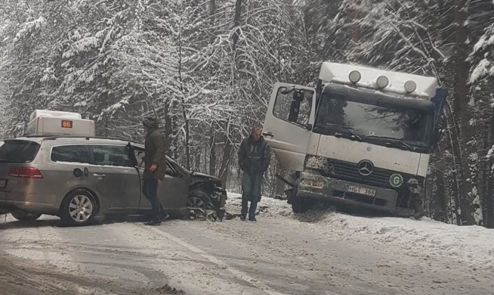 Žaliųjų ežerų gatvėje - trijų automobilių avarija