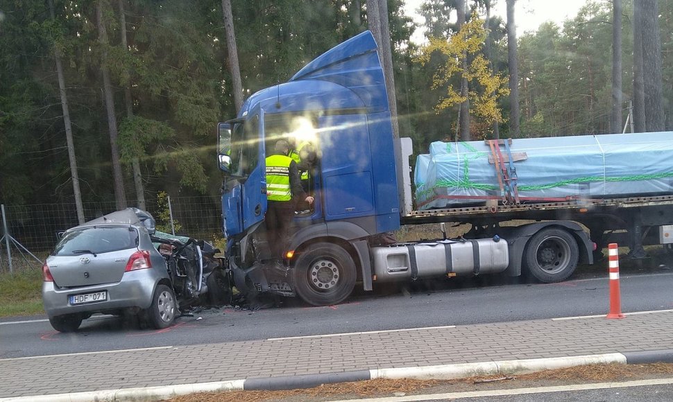 Palangos miesto savivaldybės ribose susidūrė vilkikas ir „Toyota Yaris“. Teko vaduoti lengvajame automobilyje prispaustus žmones.