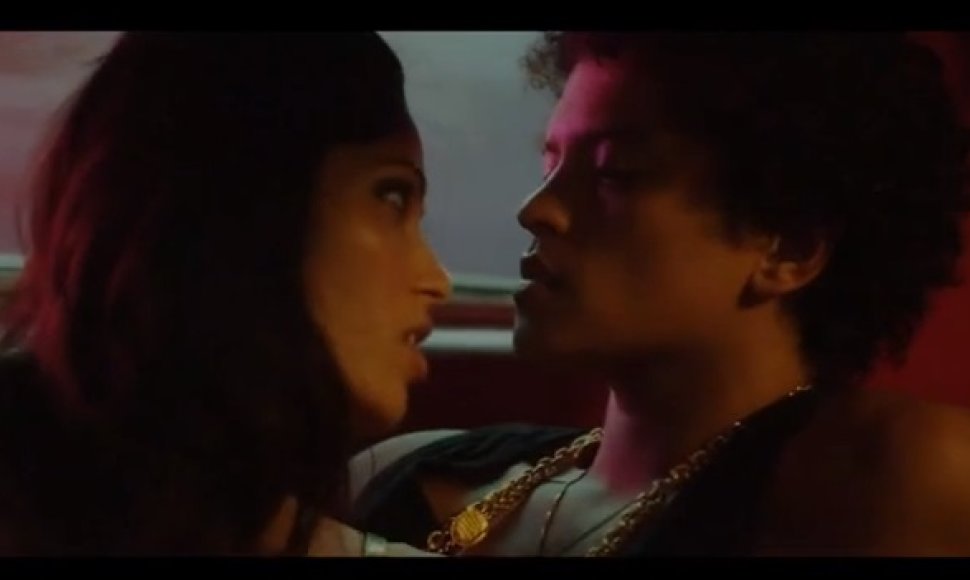Freida Pinto ir Bruno Marsas vaizdo klipe