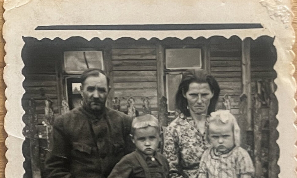 Juodkrantiškė Albina Leitoninė (Žilinkaitė) ant mamos kelių prie namo Plioplių kaime