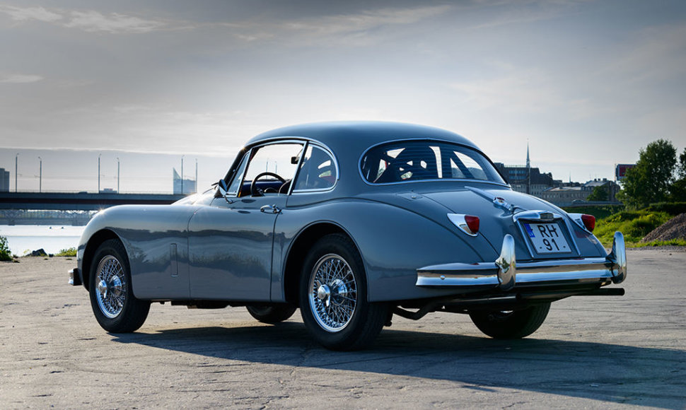1958 m. „Jaguar XK150 FHC“