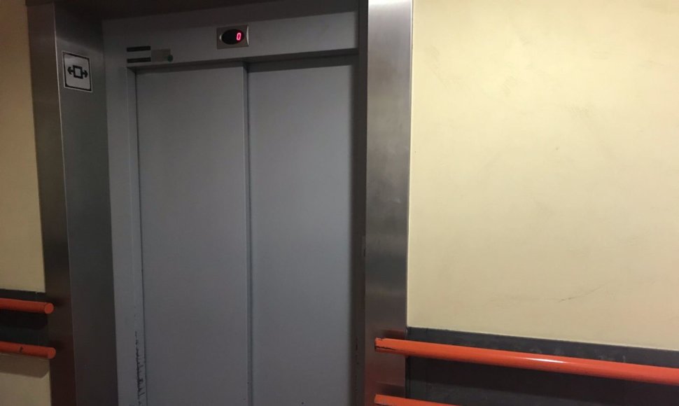 Veikiantis liftas priimamajame, Kauno klinikinėje ligoninėje 