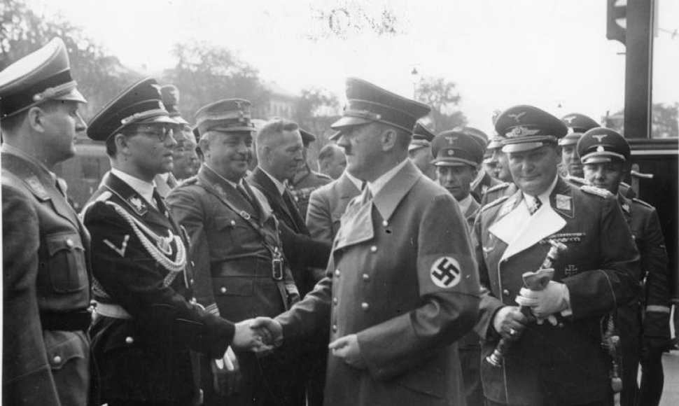 Adolfas Hitleris spaudžia ranką Philippui Bouhleriui, Miunchenas, 1938 m.