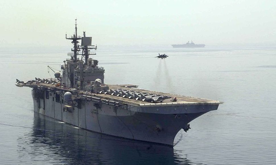 Orlaivis „AV-8B_Harrier“ leidžiasi ant lėktuvnešio „USS_Bataan“ denio