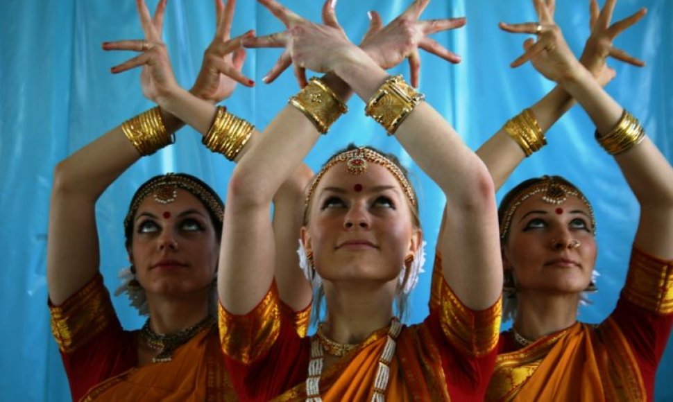 Foto naujienai: Laura Karvelytė mokosi indiškų šokių
