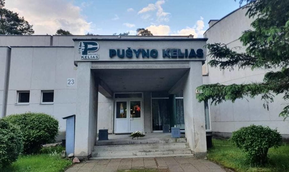 Gedulo vainikas ir žvakės prie „Pušyno kelio“