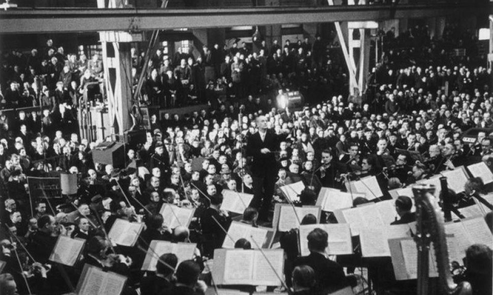 Dirigentas Furtwängleris diriguoja Berlyno filharmonijoje 1941 metais. Koncertą organizavo nacių programa „Stiprybė per džiaugsmą“.