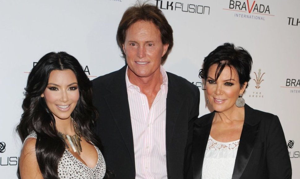 Kim Kardashian su patėviu Bruce'u Jenneriu ir mama Kris Jenner