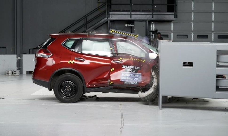 IIHS automobilių saugumo testas (Nissan Rogue)