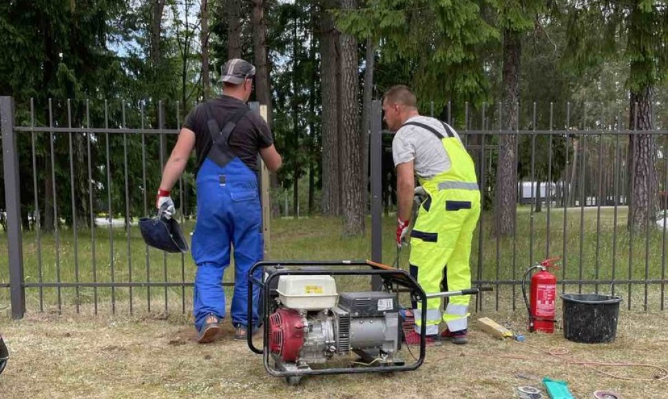 Gulbinų kvartalo tvoroje įrengiami nauji varteliai