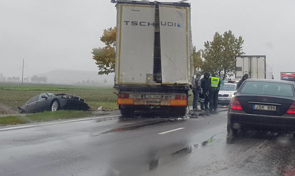 Netoli Kėdainių susidūrė vilkikas ir BMW