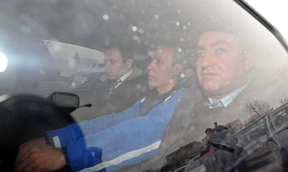 Mehmetas Alis Agca (viduryje) išvežamas iš kalėjimo.