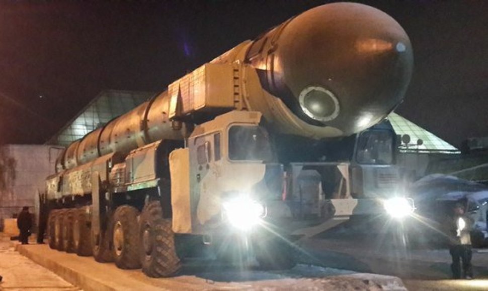 Rusų raketinės sistemos „Topol-M“, kurios neša atominę galvutę.