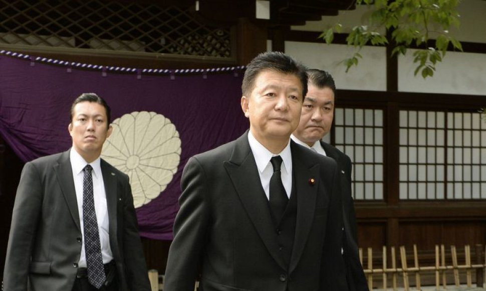 Japonijos ministras Yoshitaka Shindo apsilankė prieštaringai vertinamoje šventovėje