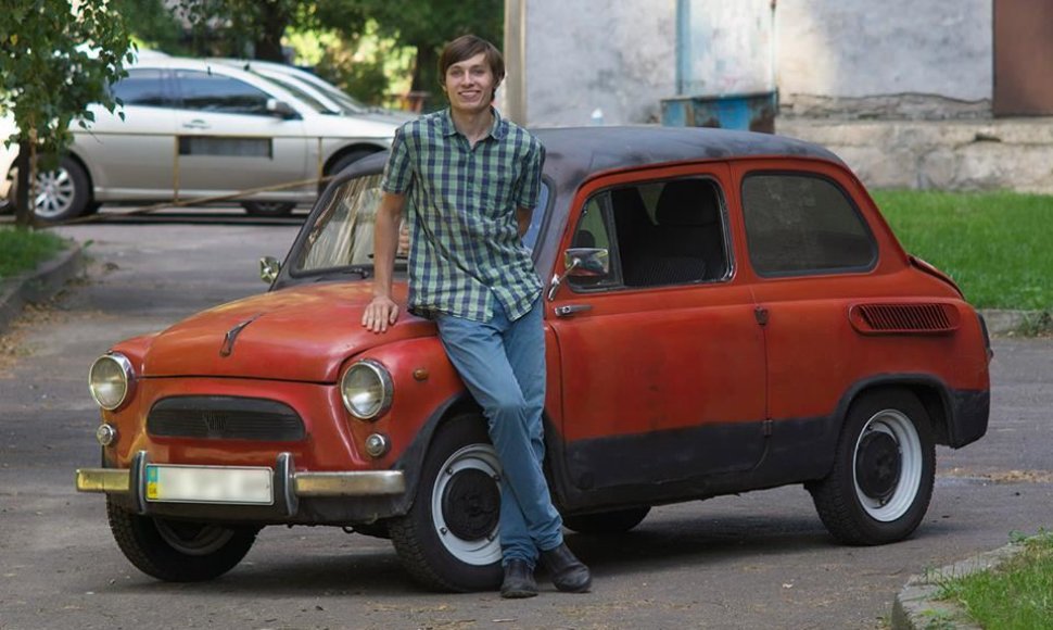 Studentas Dmitrijus Lipko seną ZAZ „Boružėlę“ pavertė elektromobiliu