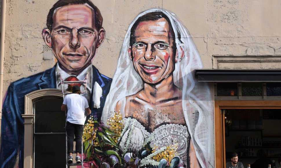 Australijoje prasideda prieštaringai vertinamas balsavimas dėl gėjų santuokų