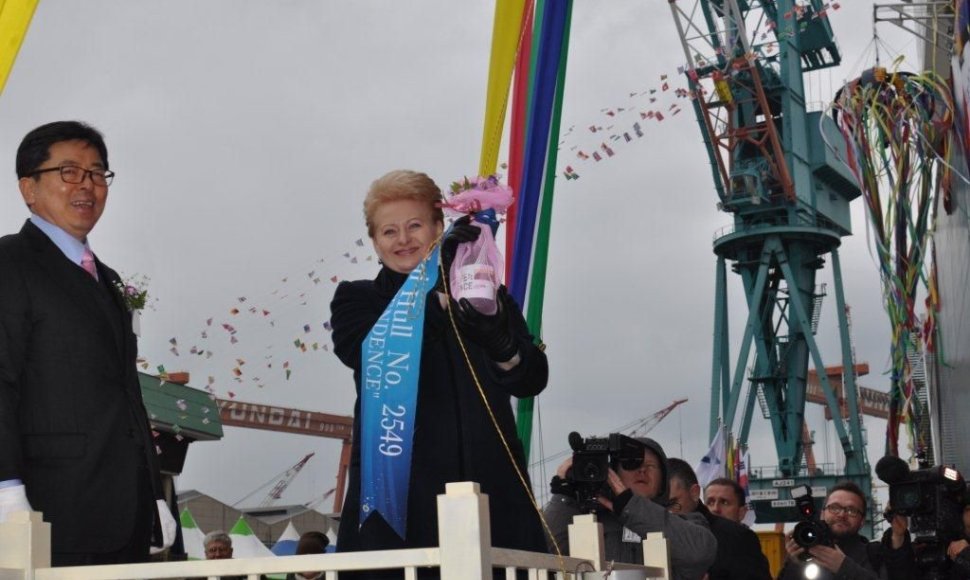 SGD laivo-saugyklos krikštamote tapo prezidentė Dalia Grybauskaitė. 
