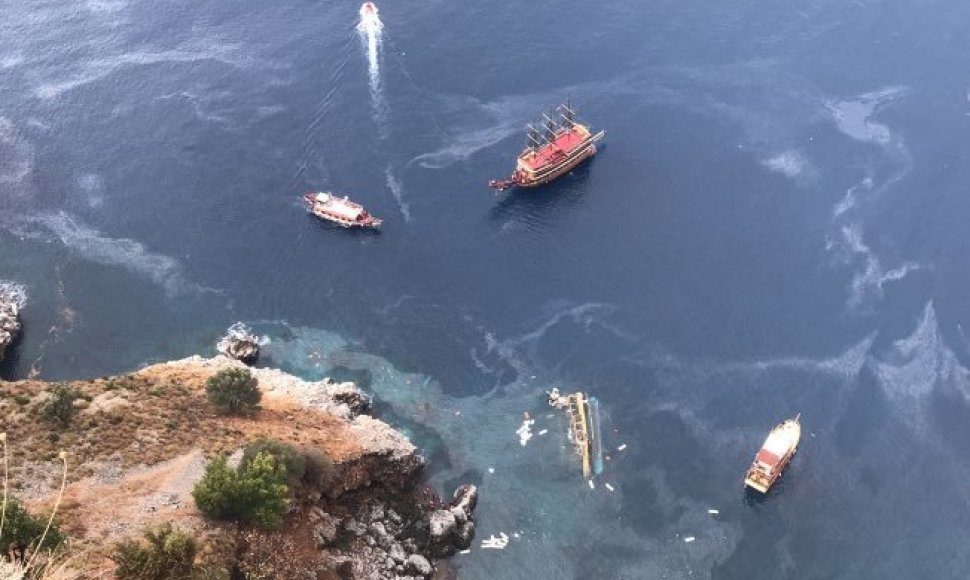 Prie Turkijos krantų nuskendus turistiniam kateriui žuvo vienas žmogus