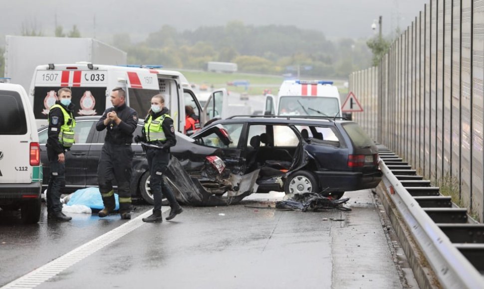 Kauno Vakariniame aplinkkelyje susidūrė 6 automobiliai, mirė žmogus