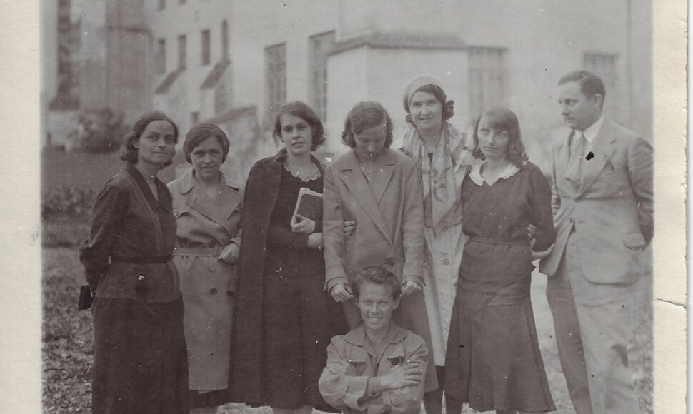Stepono Batoro universiteto Dailės fakulteto studentų grupė fakulteto rūmų fone. Kairėje sėdi Irena ir Joanna Karpińskos. Iki 1933 m.