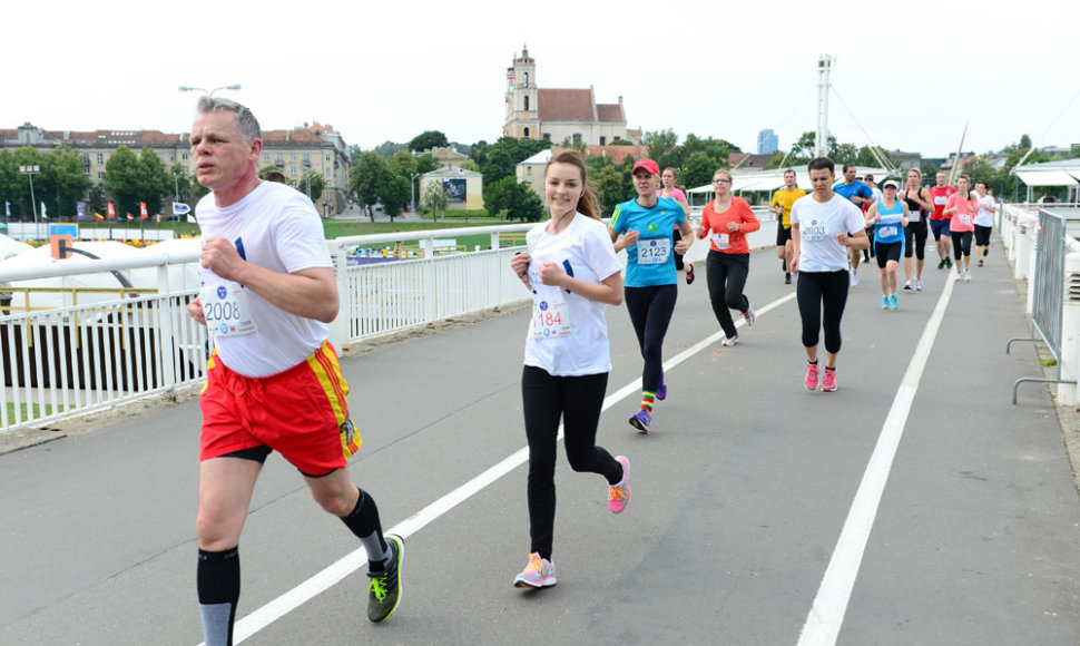Bėgimo dalyviai Vilniaus gatvėse