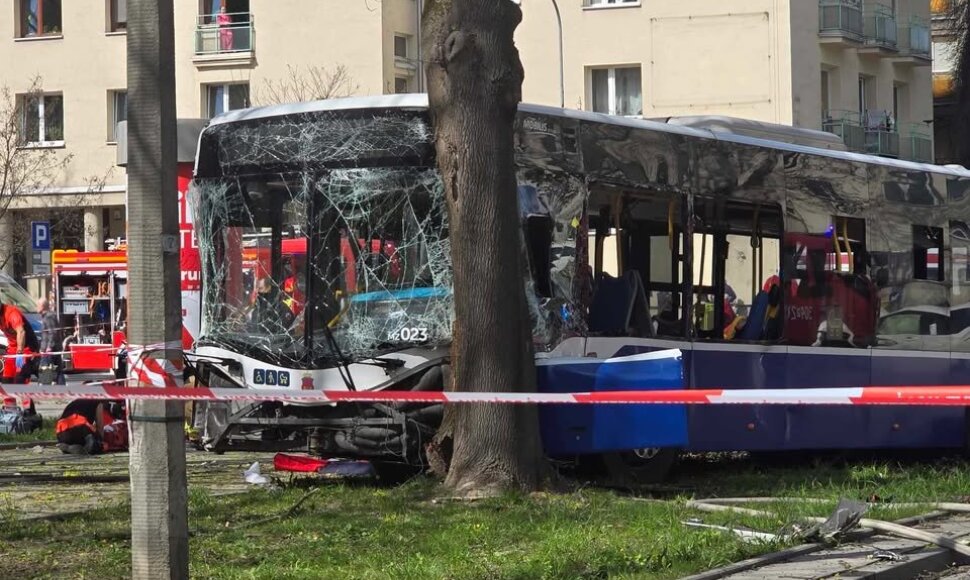 Į medį atsitrenkęs autobusas Krokuvoje