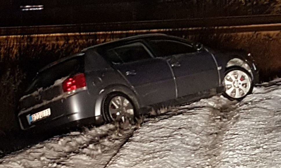 Kaune „Opel“ nuvažiavo į griovį