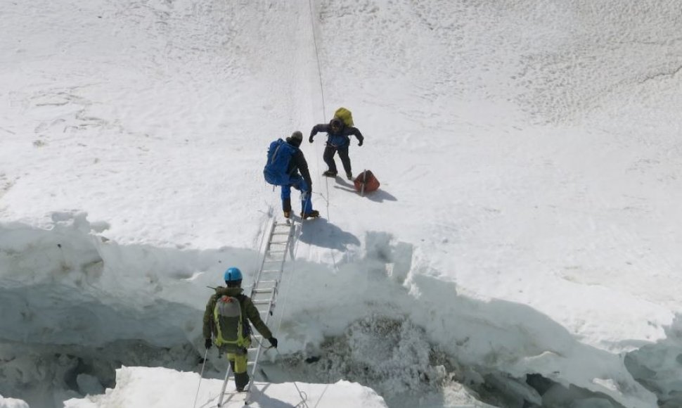 Atšaukus draudimą prasidėjusios ekspedicijos į Everestą pažymėtos mirtimi