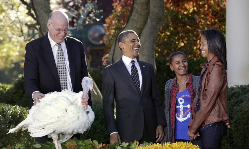 Steve'as Willardsenas ir Barackas Obama su dukromis Sasha ir Malia prie kalakuto