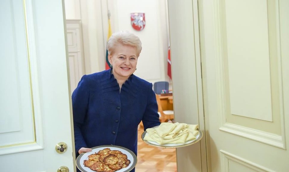 Dalia Grybauskaitė kolegas vaišino Užgavėnių blynais