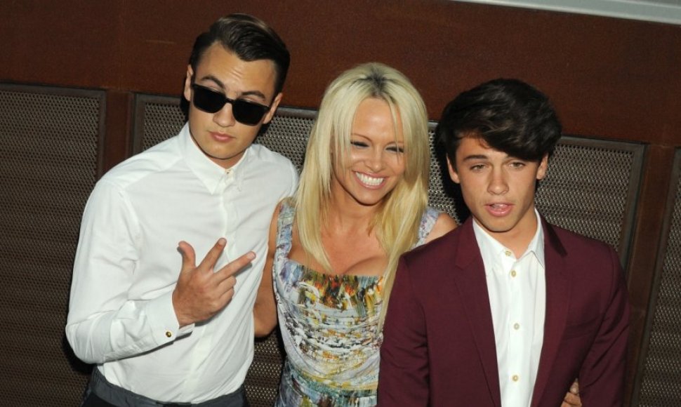 Pamela Anderson su sūnumis Brandonu ir Dylanu