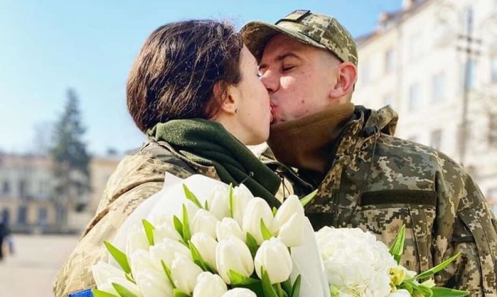 Susituokę karo metu ukrainiečiai gynėjai