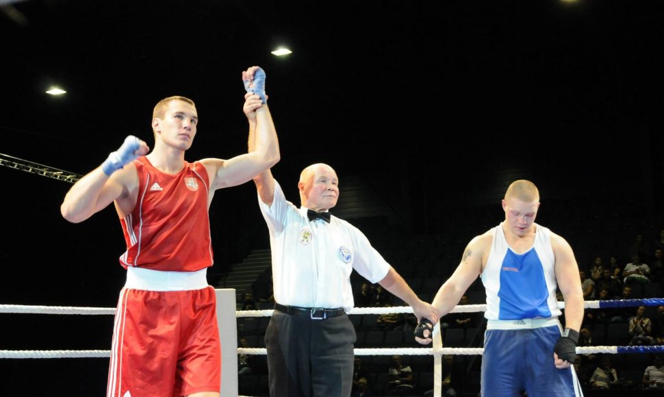 Pergale čempionatą pradėjo vilnietis Tadas Tamašauskas, kvalifikacijoje svorio kategorijos iki 91 kg nugalėjęs suomį Tomį Honką