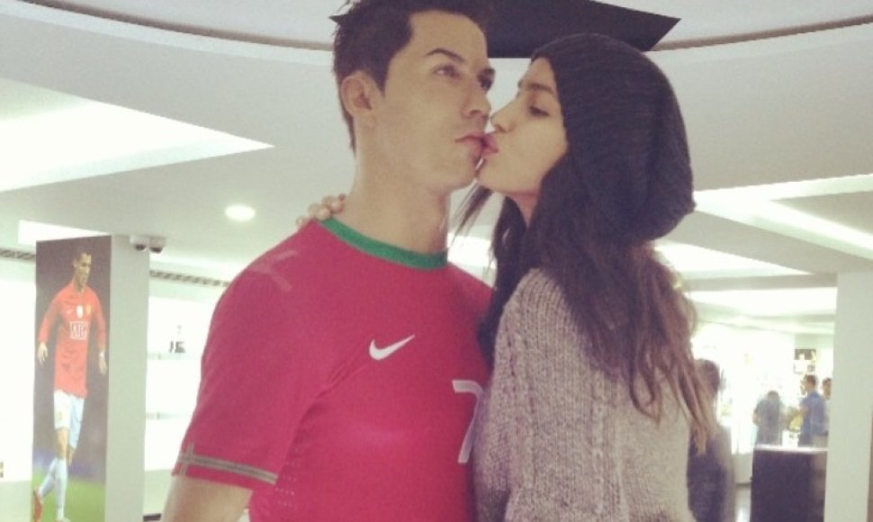 Irina Shayk bučiuoja vaškinę Cristiano Ronaldo figūrą