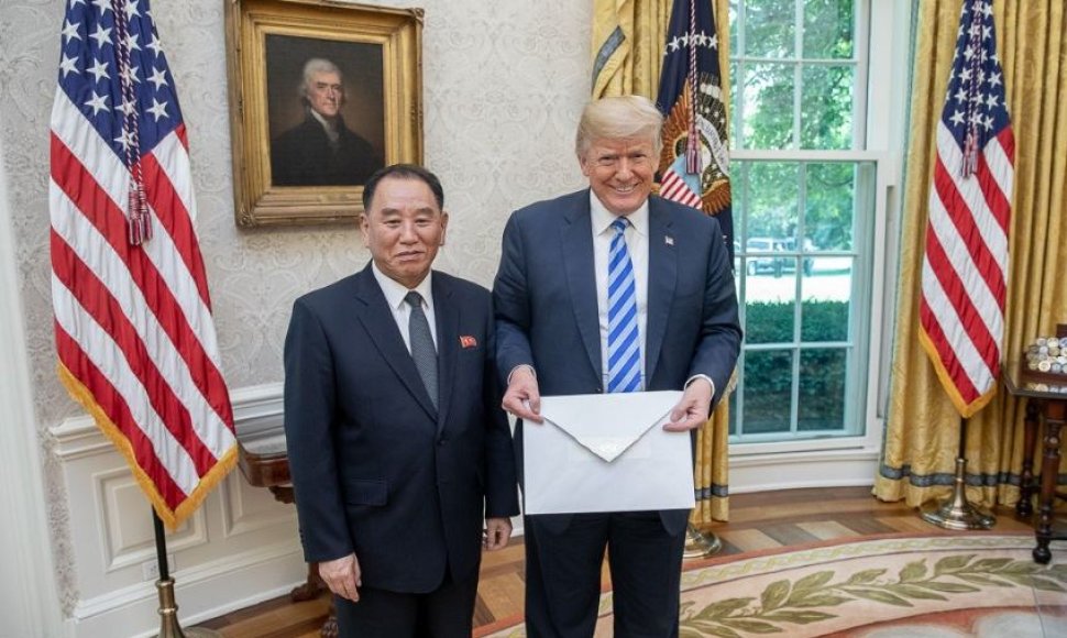 Donaldas Trumpas laiko Kim Jong Uno laišką