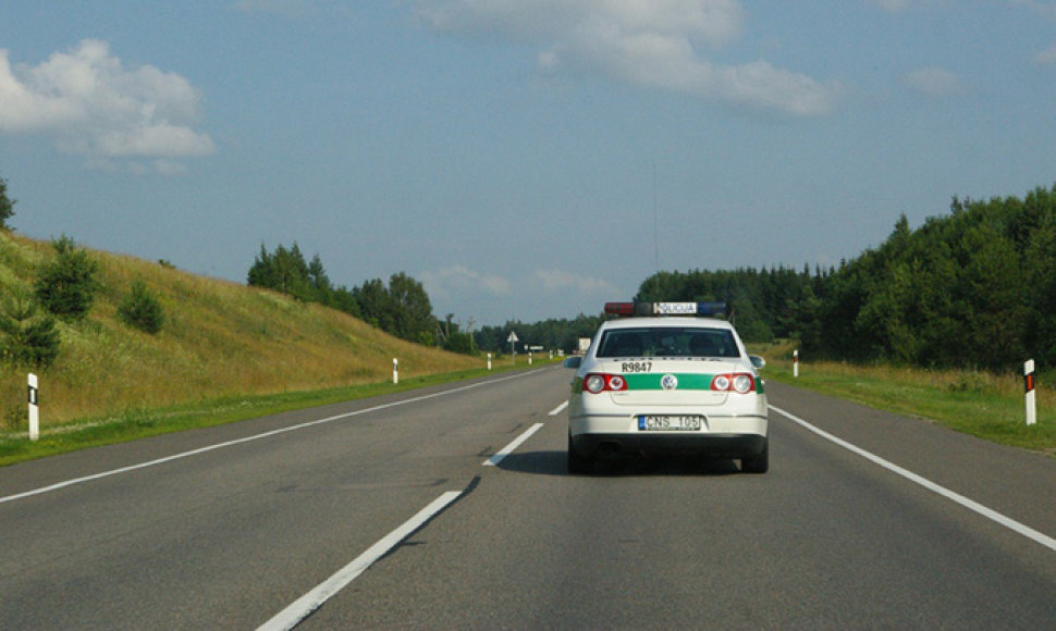 Policijos automobilis „Via Baltica“ kelyje