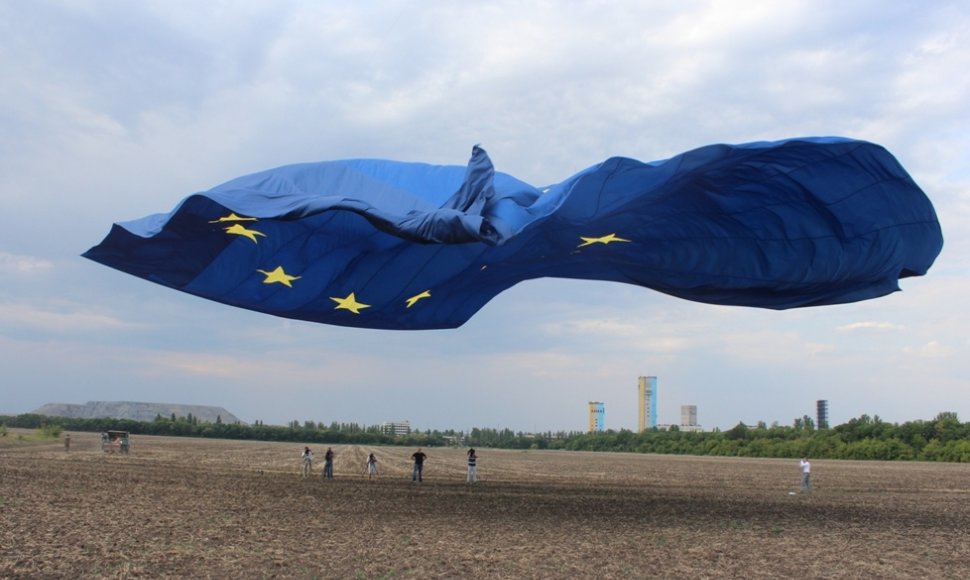 Lietuviai aitvarų meistrai Ukrainos rytuose iškėlė milžiniškas Ukrainos, Lietuvos ir ES vėliavas
