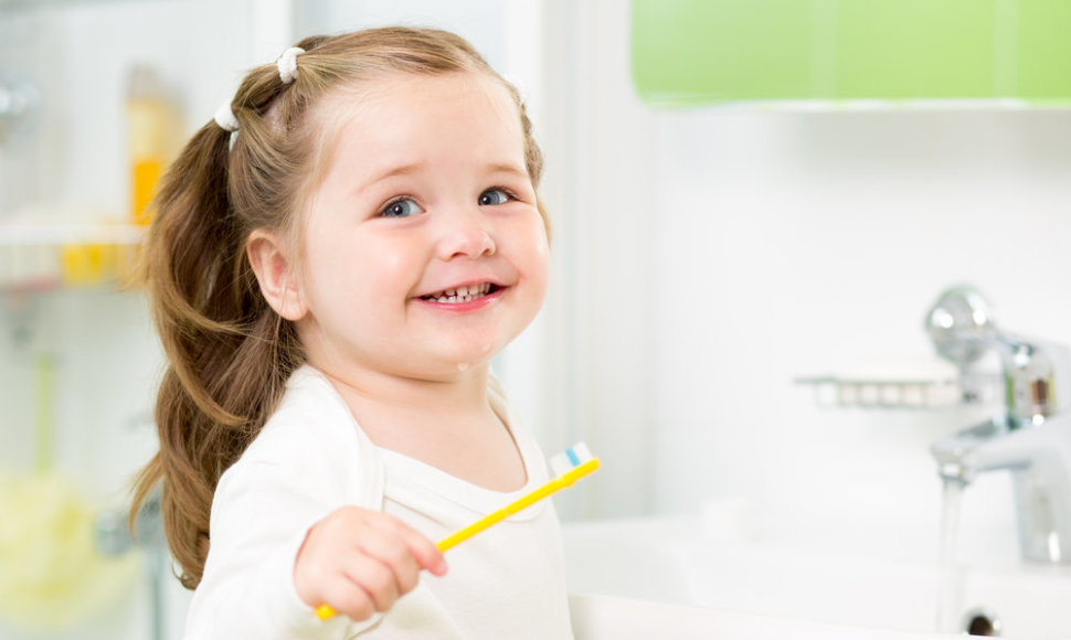 Mergaitė valosi dantis.