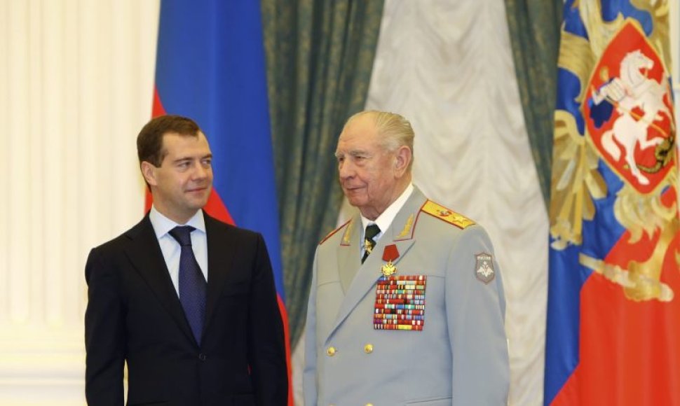 Dmitrijus Medvedevas apdovanojo Dmitrijų Jazovą.