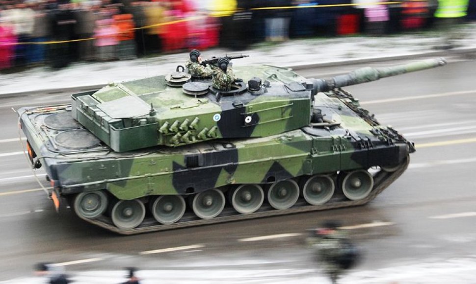 Suomių kariuomenės tankas „Leopard 2“