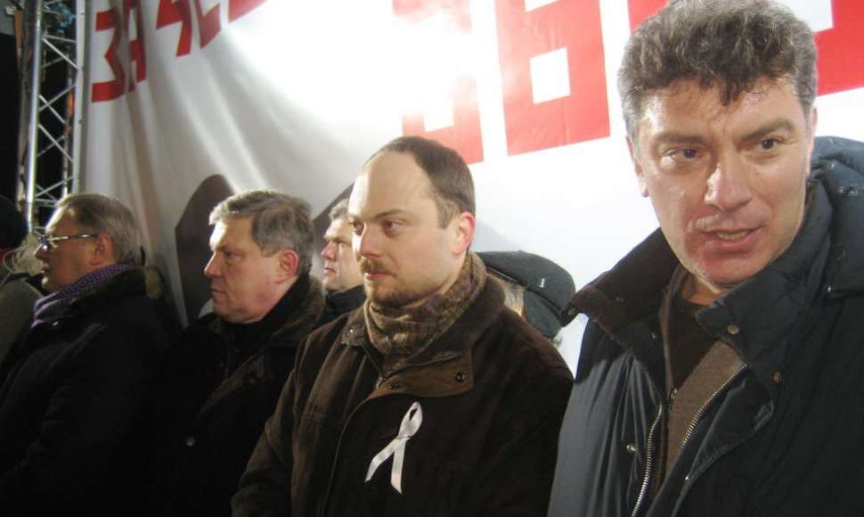 Rusijos opozicijos mitingas Maskvoje 2012 metų kovo 5-ąją. Iš kairės į dešinę: Michailas Kasjanovas, Grigorijus Javlinskis, Sergejus Mitrochinas, Vladimiras Kara-Murza jaunesnysis ir Borisas Nemcovas.