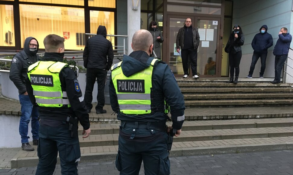 Prie teismo netrukus atvyko ir policijos pareigūnai.