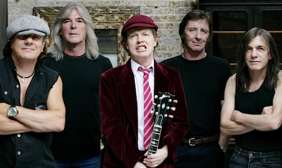 AC/DC. (Malcolmas Youngas – dešinėje)