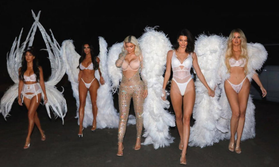 Kourtney Kardashian, Kim Kardashian, Kylie Jenner, Kendall Jenner ir Khloe Kardashian per Heloviną virto „Victoria's Secret“ angelais