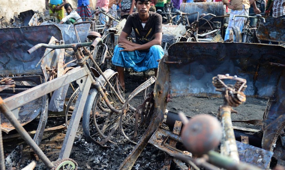 Bangladešo sostinės Dakos lūšnyno gyventojai gedi gaisro aukų