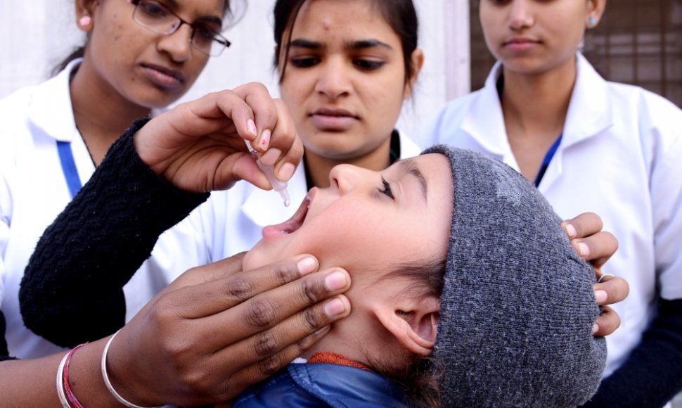 Vaikas Indijoje gauna vakciną nuo poliomielito