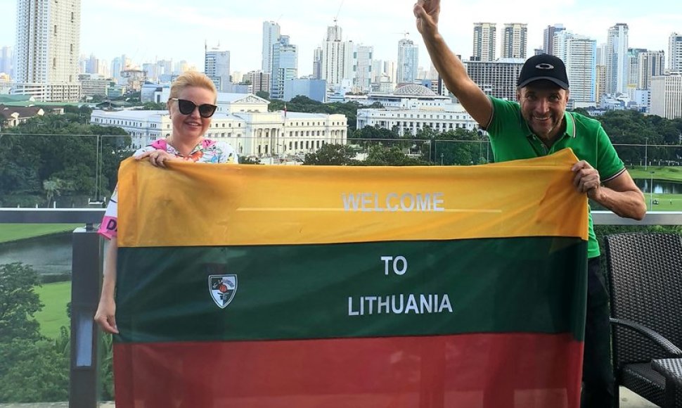 Lietuvių pora per 3,5 metų trispalvę įamžino prie 64 žymiausių pasaulio vietų